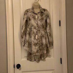 XS hi/lo abstract long sleeved tunic. Button up with open back detail.